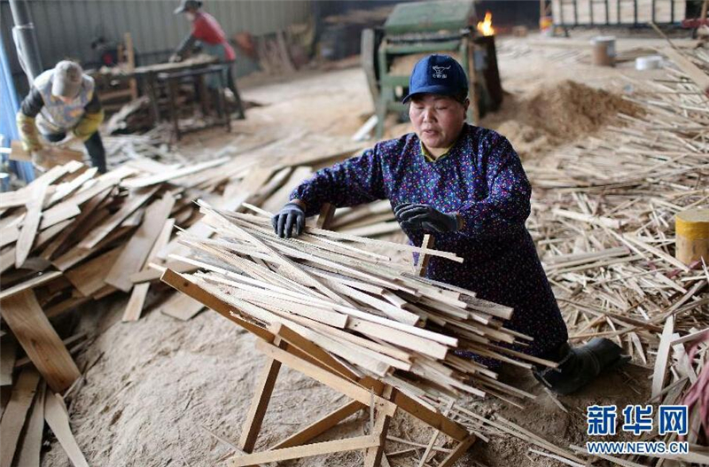 Amputée, Hu Fenglian vit et travaille à genoux