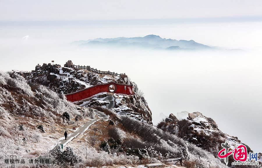 Situé dans la ville de Tai'an au Shandong (est), le mont Taishan est réputé pour la beauté de ses paysages, sa hauteur impressionnante, ses gigantesques masses rocheuses et ses nuages aux formes variées. 