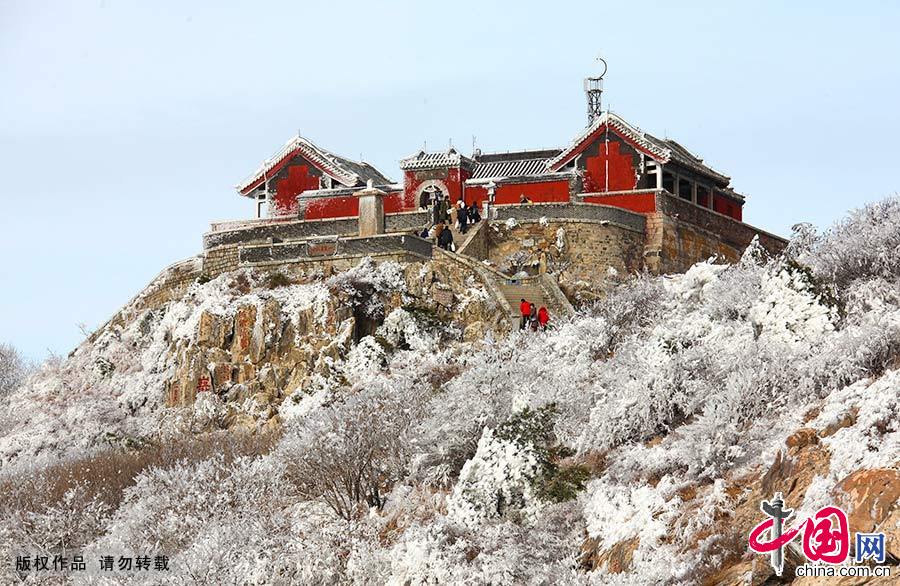 Le sommet principal du mont Taishan, le pic de l'Empereur de jade, culmine à 1545 mètres d'altitude. 