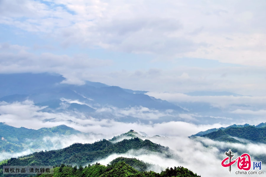 Après la pluie, les nuages se dispersent et offrent une vue resplendissante sur la montagne.