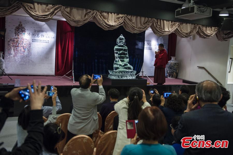 Une sculpture sur glace de Bouddha est le clou d'une exposition d'art tib&#233;tain &#224; Taipei