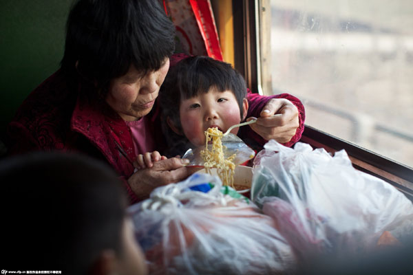 Que mangent les Chinois lors de leurs longs voyages en train ?