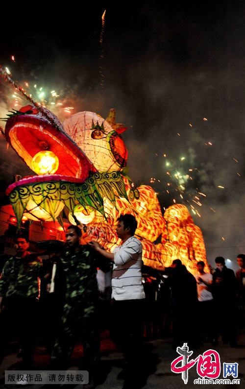 Jiangxi : 500 paysans exécutent la danse du dragon