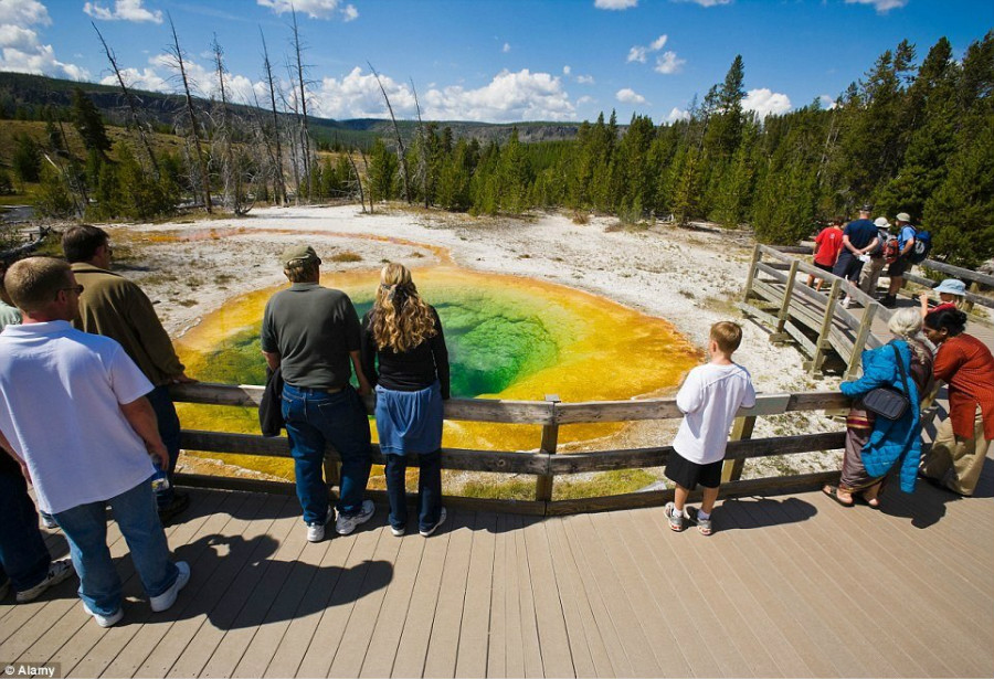 La source chaude du parc de Yellowstone devrait sa couleur à la pollution