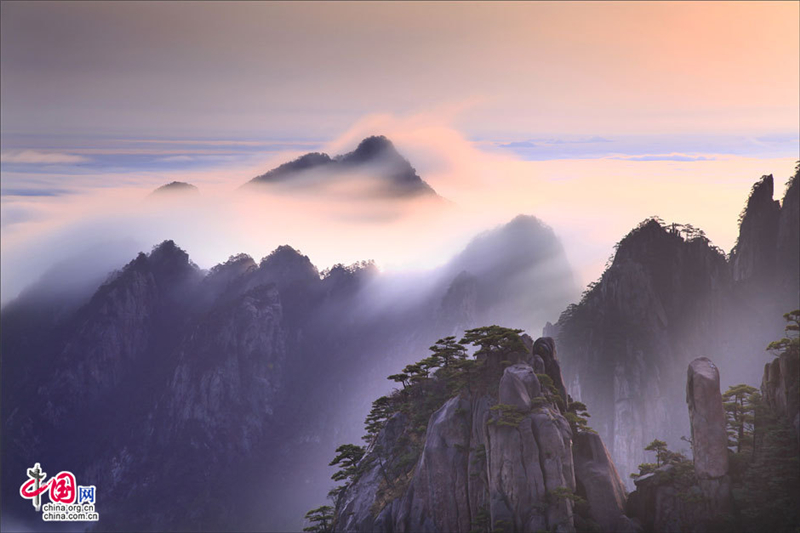 Le mont Huangshan a la tête dans les nuages