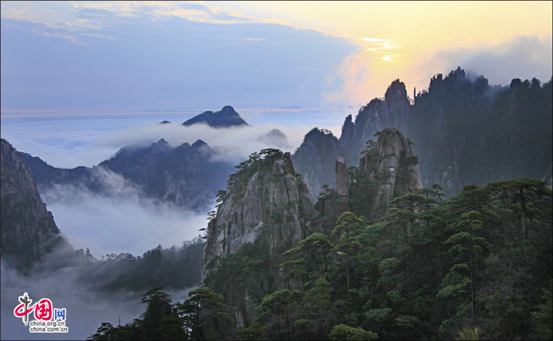 Le mont Huangshan a la tête dans les nuages