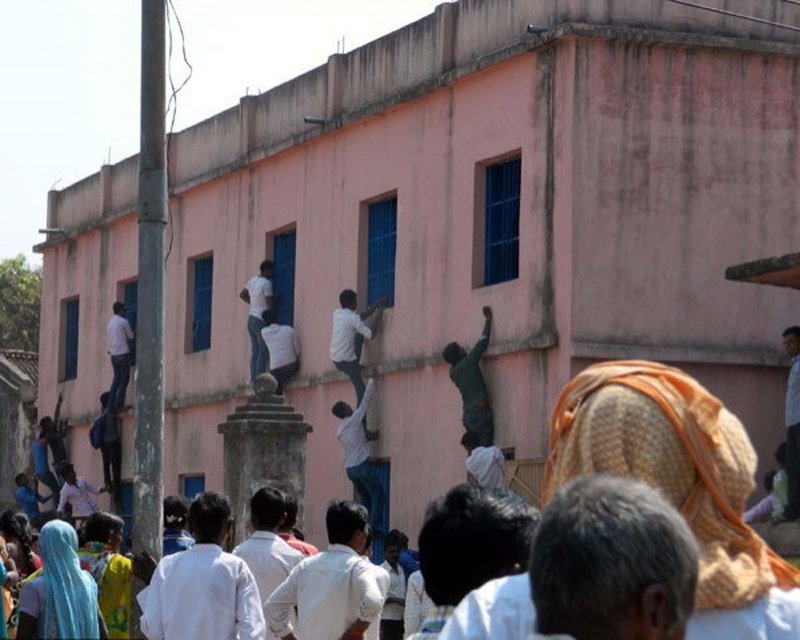 Inde: les parents grimpent aux fenêtres de l’école pour aider leurs enfants à tricher