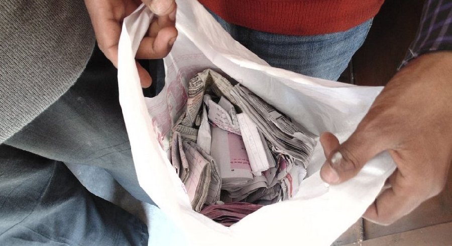 Inde: les parents grimpent aux fenêtres de l’école pour aider leurs enfants à tricher