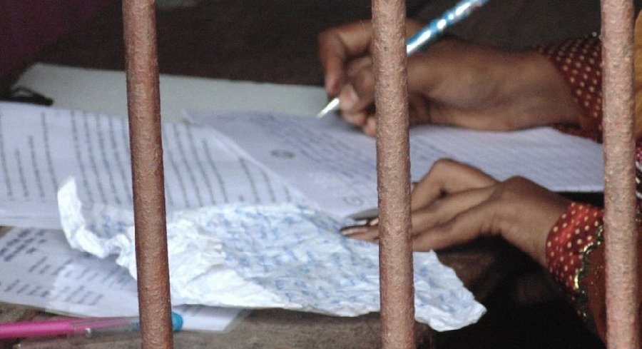 Inde: les parents grimpent aux fenêtres de l’école pour aider leurs enfants à tricher