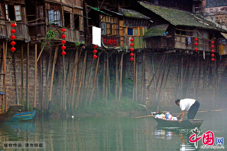  Hunan : les habitations sur pilotis de l&apos;ethnie des Miao, au bord de la rivière Tuo (Tuojiang)