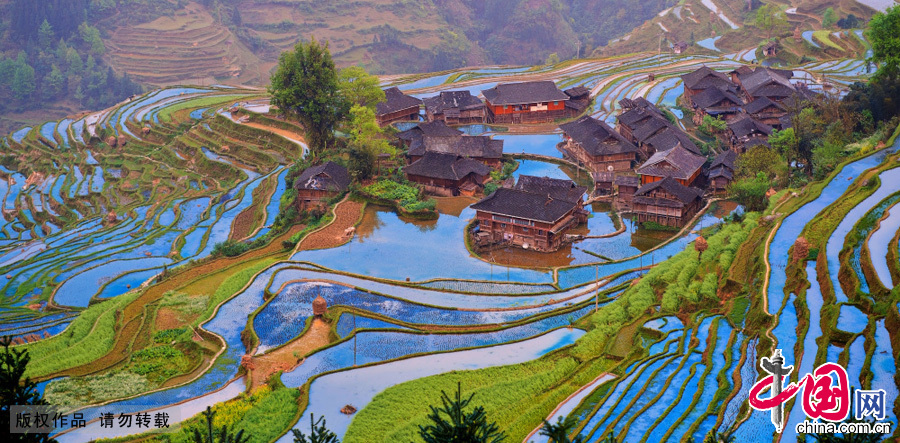 Les maisons sur pilotis de l&apos;ethnie des Miao dans la province du Guizhou (sud-ouest)