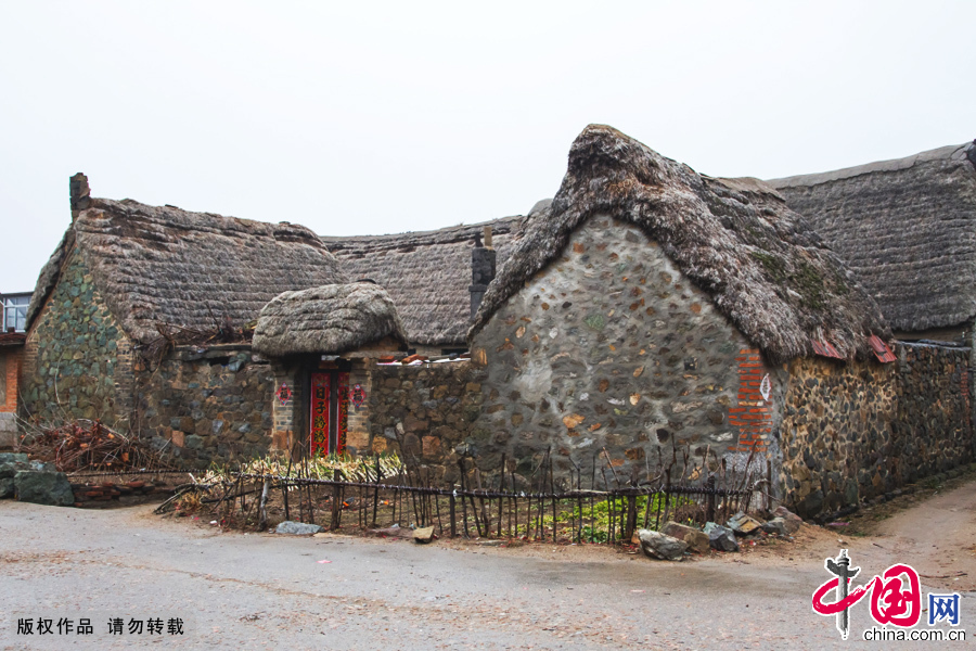Shandong : les maisons recouvertes d&apos;herbes marines, à Weihai. En 2006, les maisons avec un toit en herbes marines ont été inscrites sur la liste du patrimoine culturel immatériel de la province du Shandong.