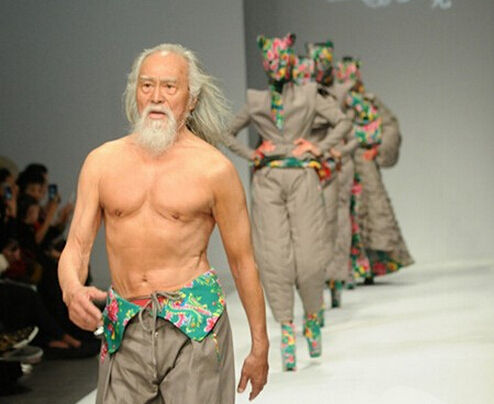 Fashion Week de Chine : un mannequin de 79 ans fait le buzz