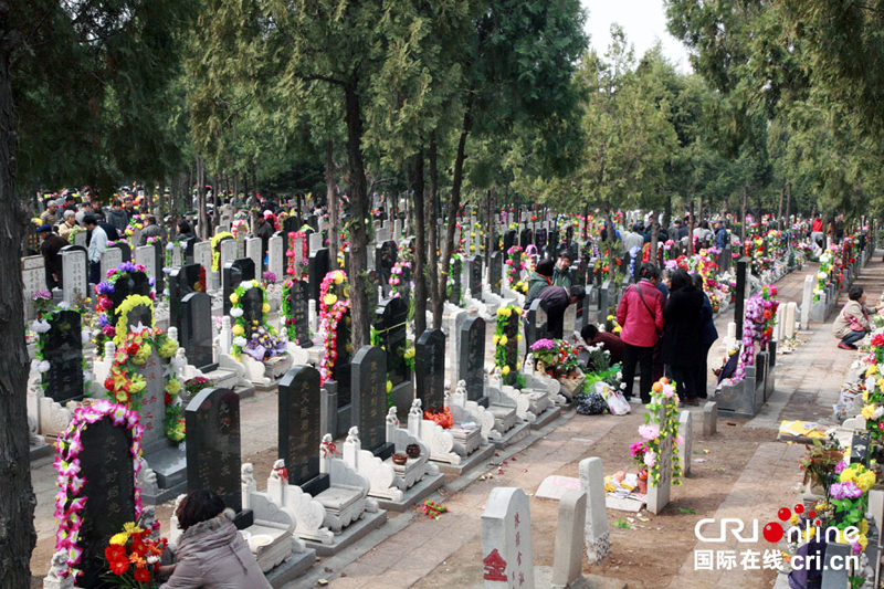 Fête de Qingming : pic d'affluence dans les cimetières