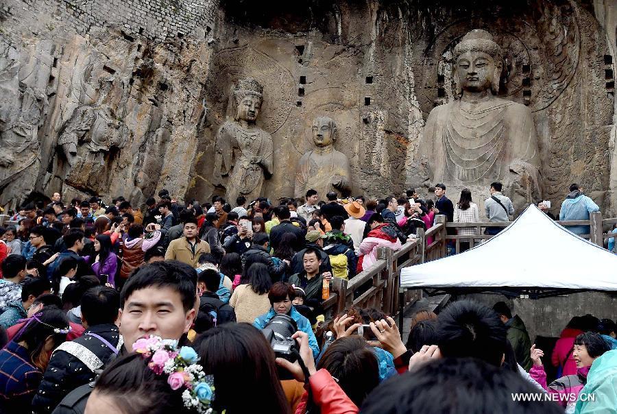 Record de visiteurs aux grottes de Longmen pendant les congés de Qingming