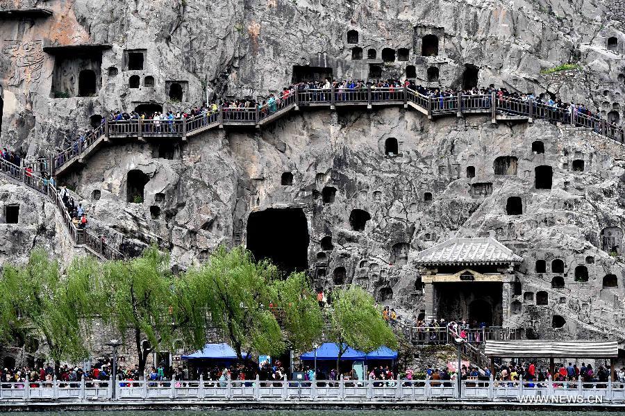 Record de visiteurs aux grottes de Longmen pendant les congés de Qingming