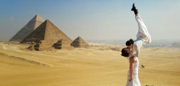 Plutôt que de dépenser des fortunes dans une cérémonie de mariage, Cheetah Platt (30 ans) et Rhian Woodyard (32 ans), un couple de Los Angeles, ont choisi de célébrer leur union avec un tour du monde.