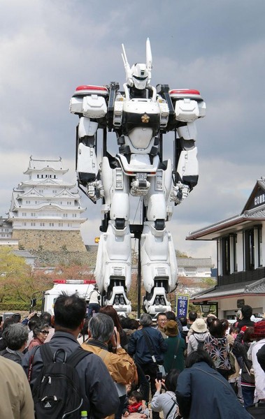 Japon : un réplique géante d'un robot Patlabor