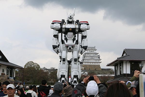 Japon : un réplique géante d'un robot Patlabor