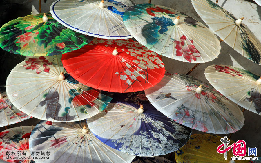 L&apos;histoire de la production d&apos;ombrelles en papier huilé à Luzhou, dans la province du Sichuan, remonte à plus de 400 ans.