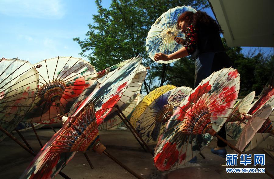 Inscrite en 2008 sur la liste du patrimoine culturel immatériel national, la fabrication des ombrelles en papier huilé de Luzhou se fait en plus de 70 étapes, telles que le découpage, le perçage et le filetage du bambou, ainsi que le découpage, le collage et le séchage du papier au soleil.