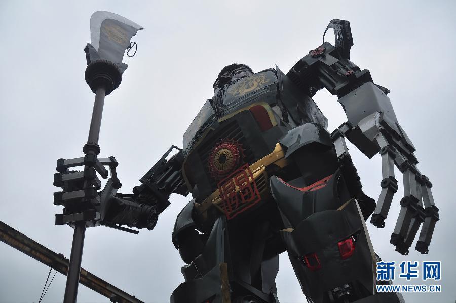 Ningbo : un robot géant à l&apos;effigie de Guan Yu