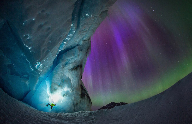 Canada : le glacier Athabasca illuminé par une aurore polaire