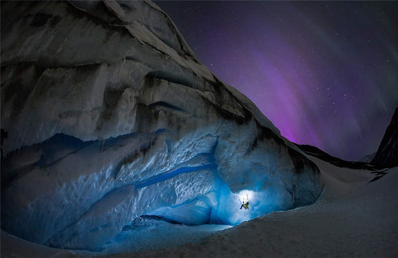 Canada : le glacier Athabasca illuminé par une aurore polaire