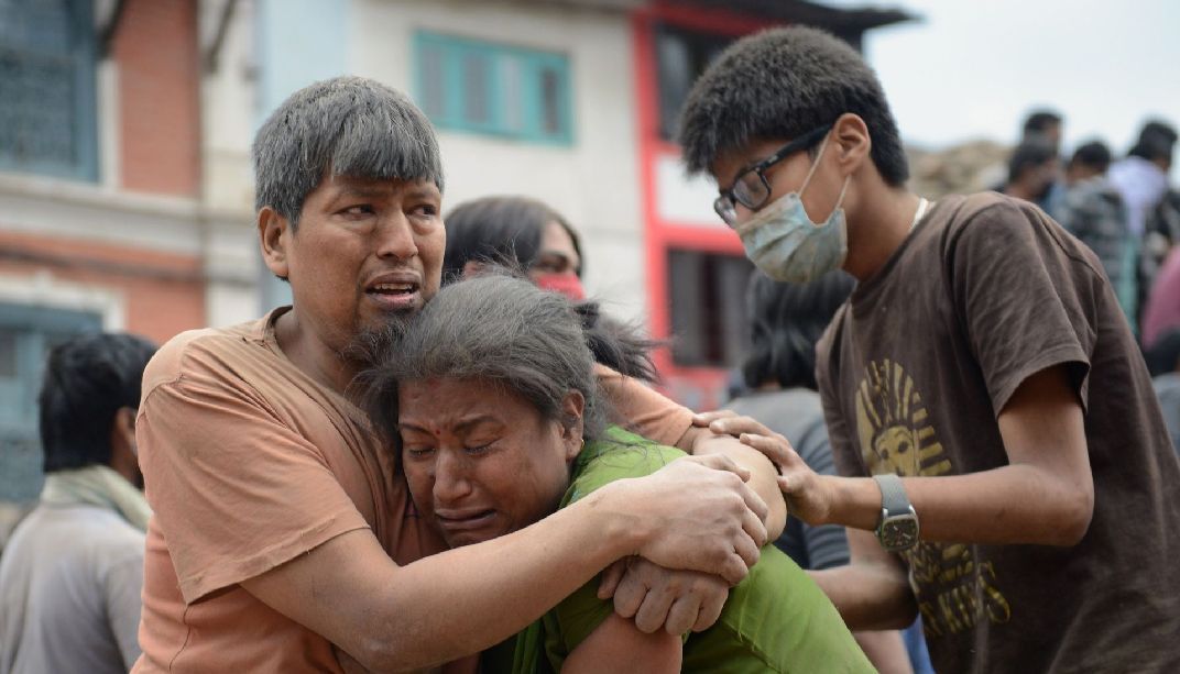 Près de 2 500 décès sont confirmés dans le séisme au Népal
