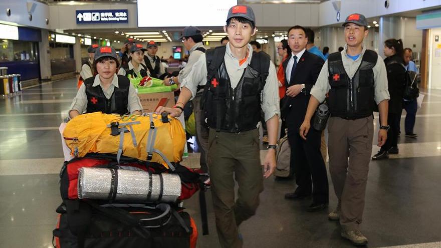 Une équipe de secours de Beijing arrive dans les régions sinistrées du Népal