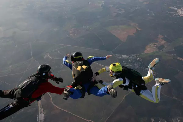 Les six plus beaux endroits pour sauter en parachute dans le monde Les six plus beaux endroits pour sauter en parachute dans le monde
