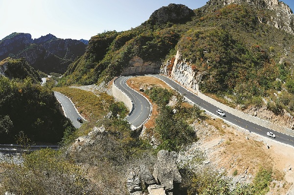 La route de Huanling, dans le district de Changping, mène aux treize tombeaux des Ming, site emblématique de Beijing classé au patrimoine mondial de l'UNESCO.