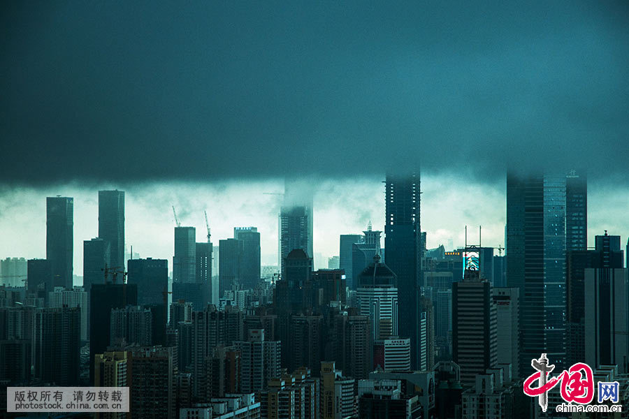 Des photos angoissantes de Shenzhen dans l'obscurité des nuages