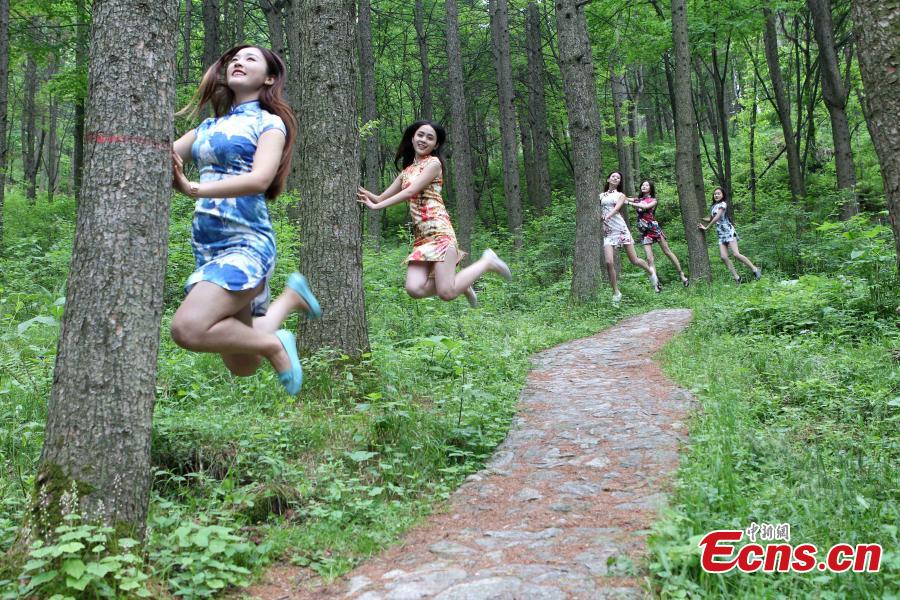 Des étudiantes en Qipao flottent dans la forêt