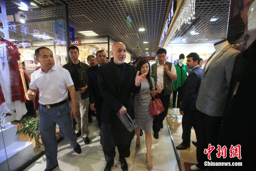 L'ancien président afghan Hamid Karzaï fait son shopping à Beijing