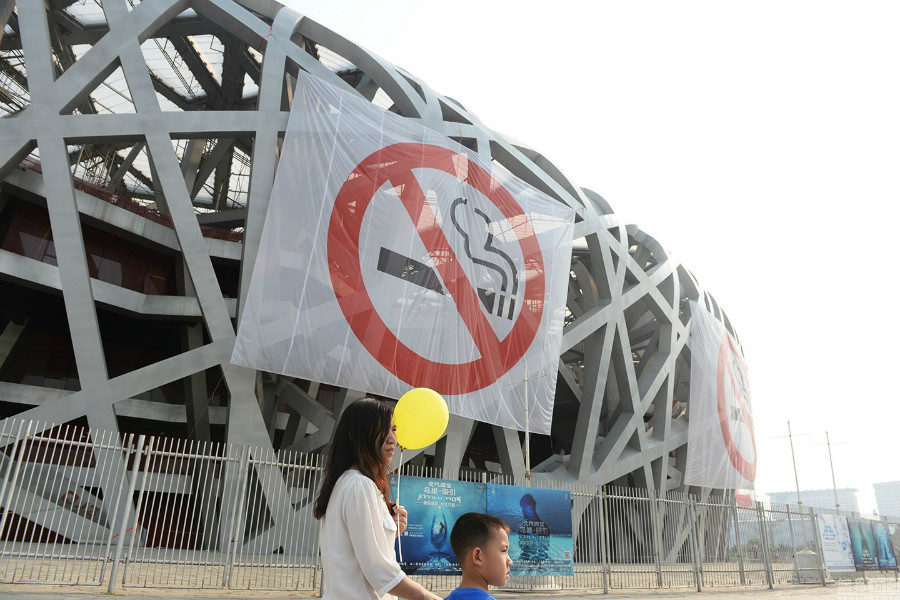 Beijing : de gigantesques affiches d'interdiction de fumer sur le Nid d'oiseau