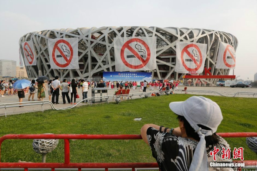 Beijing : de gigantesques affiches d'interdiction de fumer sur le Nid d'oiseau