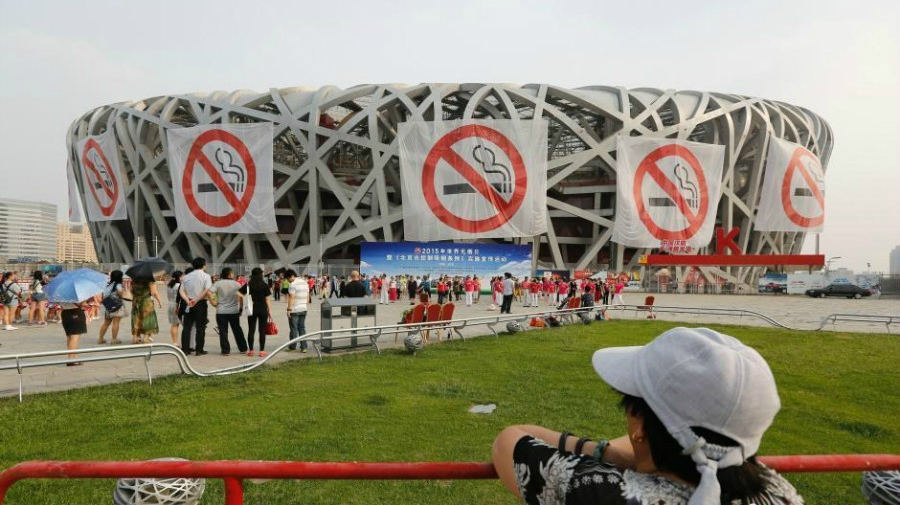 Beijing : de gigantesques affiches d'interdiction de fumer sur le Nid d'oiseau
