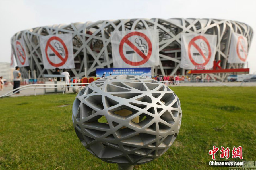 Beijing : de gigantesques affiches d'interdiction de fumer sur le Nid d'oiseau