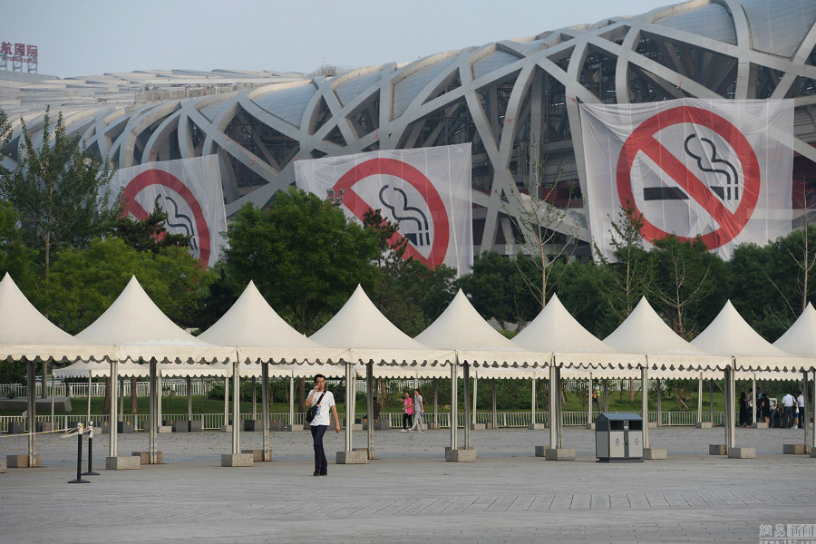 Beijing : de gigantesques affiches d'interdiction de fumer sur le Nid d'oiseau