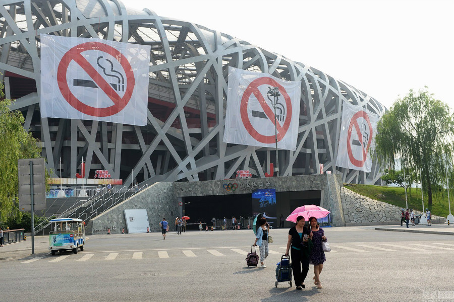 Beijing : de gigantesques affiches d'interdiction de fumer sur le Nid d'oiseau