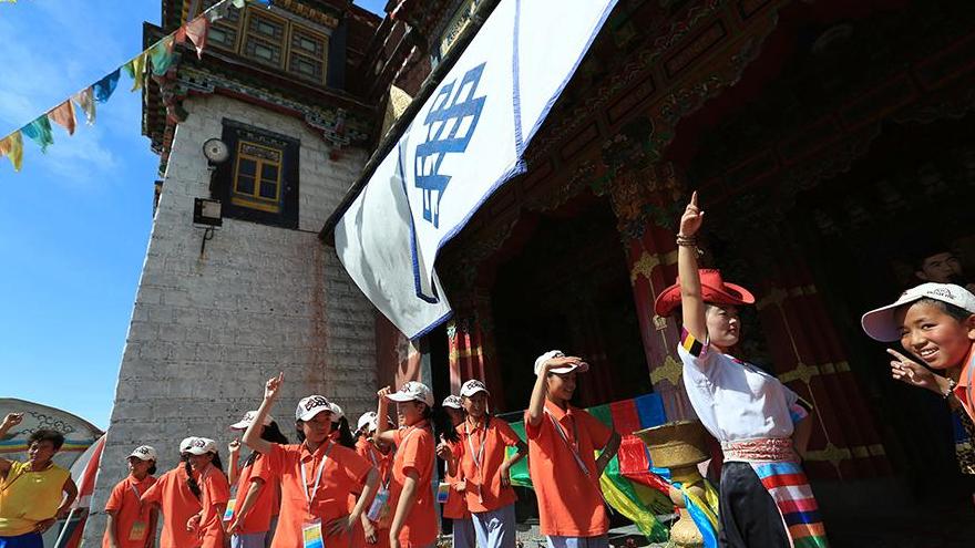 Beijing : des élèves tibétains visitent le parc des cultures ethniques de Chine