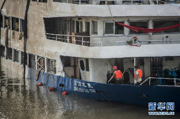 L'épave du bateau est soulevée et la recherche des disparus se poursuit