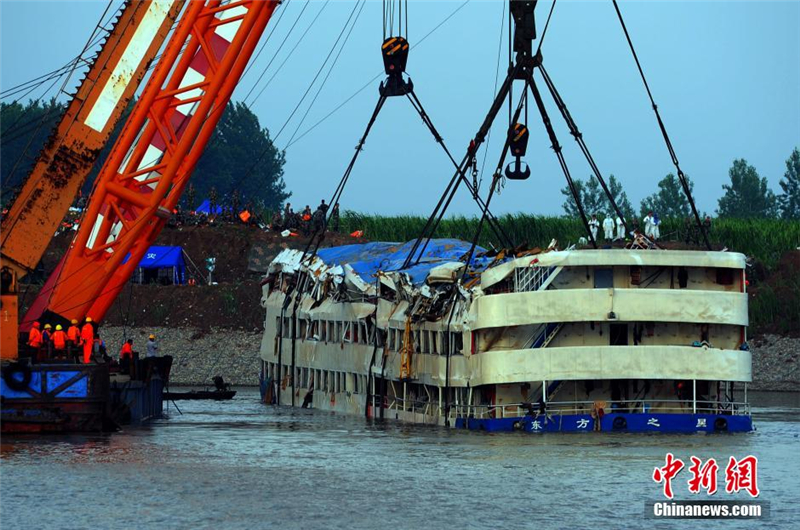 Le bateau l'Étoile de l'Orient est soulevé hors de l'eau