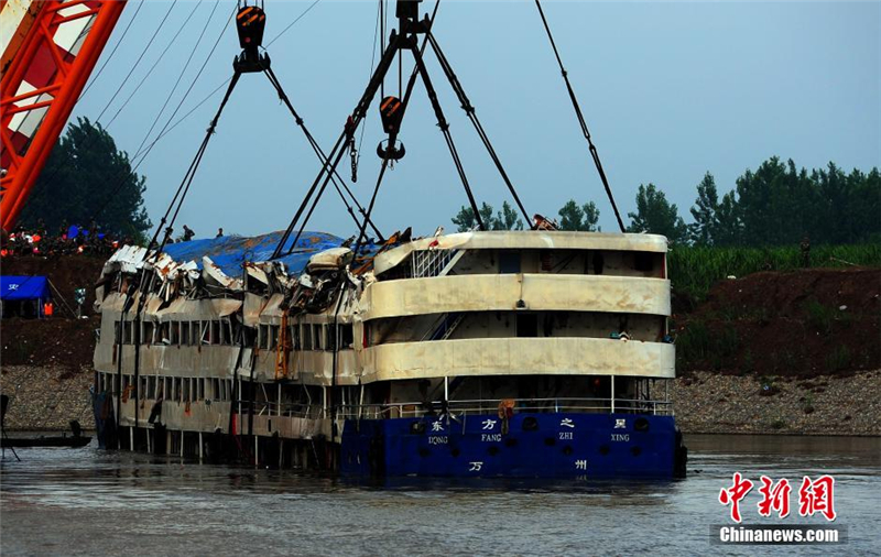 Le bateau l'Étoile de l'Orient est soulevé hors de l'eau