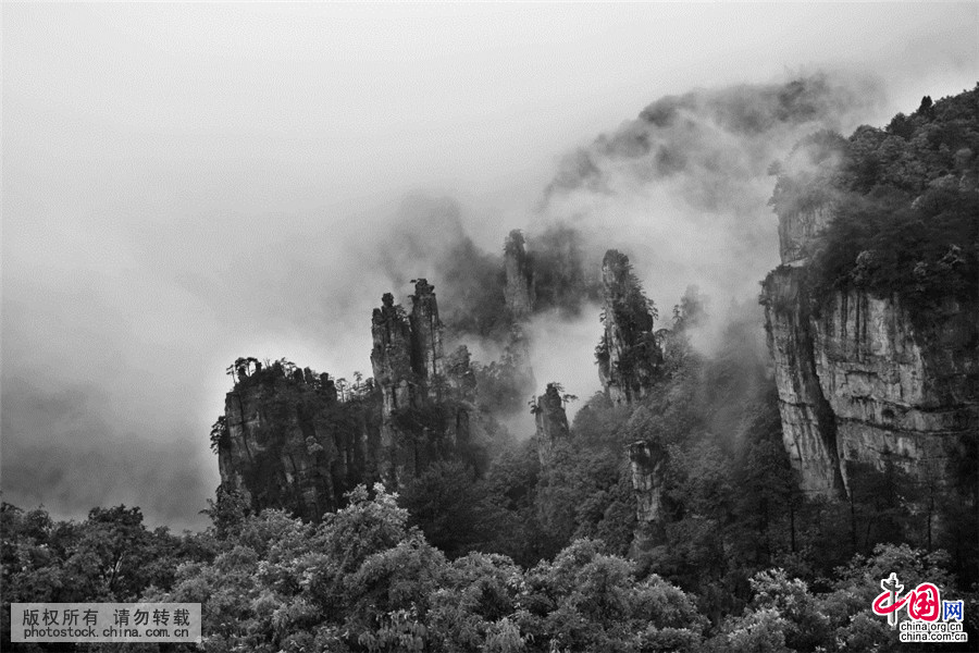 La zone touristique de Zhangjiajie dans la province du Hunan (centre), aussi connue sous le nom de Wulingyuan, se divise en quatre grandes parties, à savoir le parc forestier national de Zhangjiajie, la réserve naturelle de Yangjiajie, la réserve du mont Tianzi et la réserve de la vallée de Suoxi. En 1992, la région d'intérêt panoramique et historique de Wulingyuan a été inscrite sur la liste du patrimoine naturel mondial de l'UNESCO.