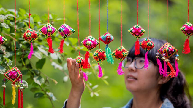 Hohhot : confection de sachets parfumés pour la fête des Bateaux-Dragons