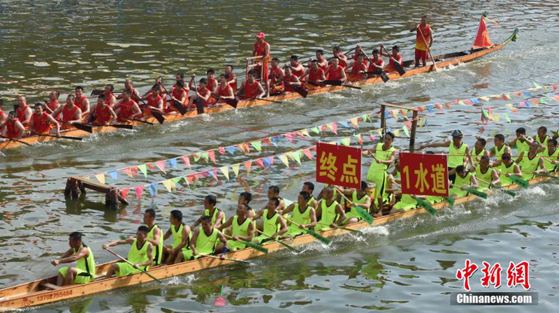 En images : une course de bateaux-dragons à Gaoyao