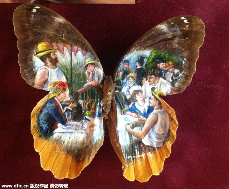 Un peintre utilise des ailes de papillon comme toile