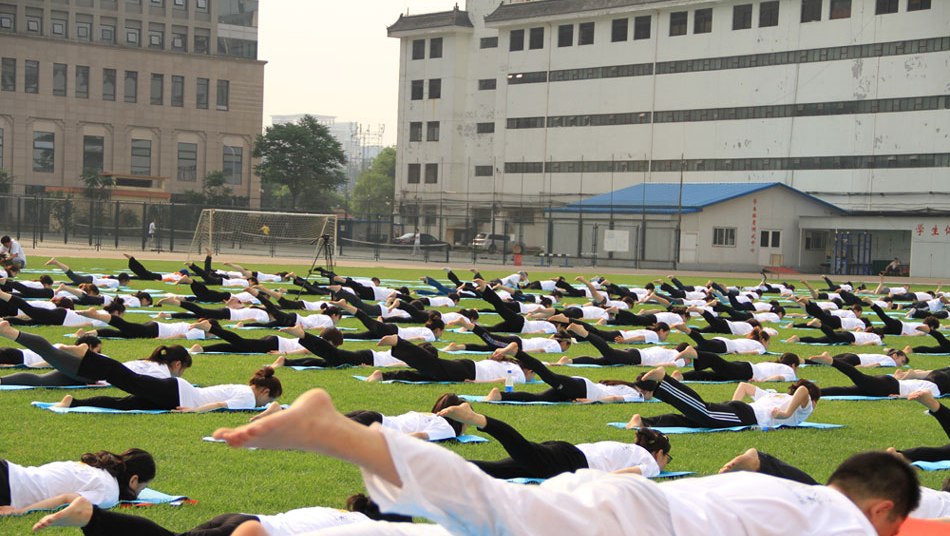 500 personnes pratiquent le yoga sur le campus de l'Université de Pékin